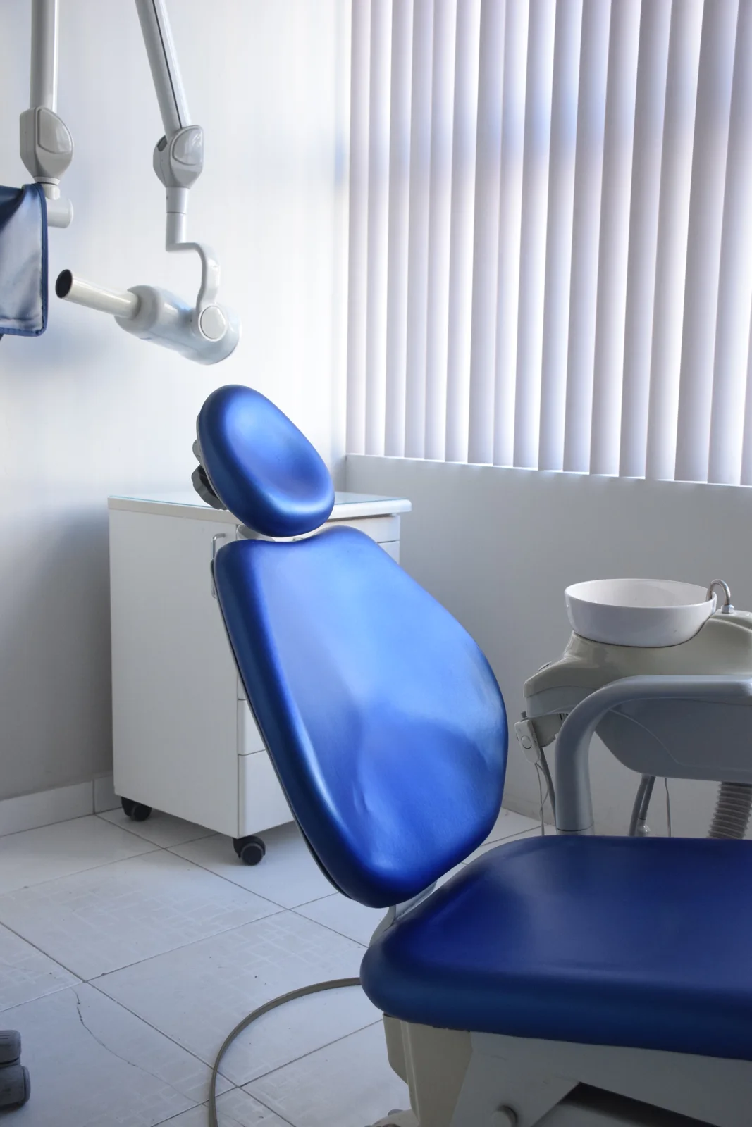 Detalhe da cadeira e dos equipamentos do consultório