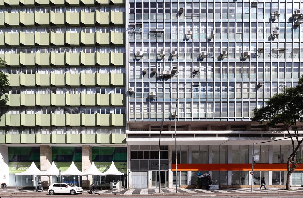 Fachada do Edifício Banrisul, com faixa laranja no térreo